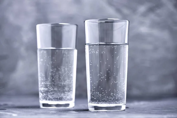 Дві Склянки Чистої Води Розмитому Фоні — стокове фото