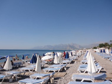 Antalya sahilinde plaj şemsiyeleri ve güneşlik.