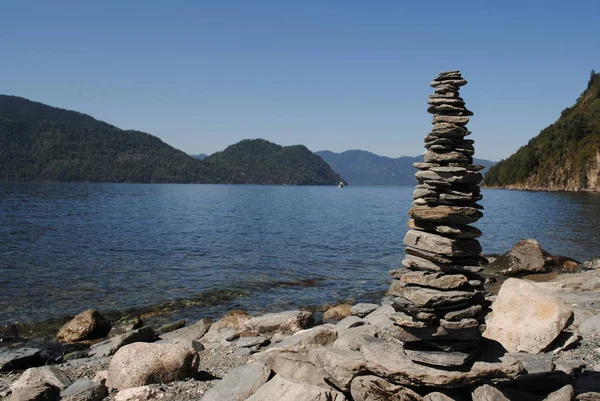 Pirámides Piedras Orillas Del Lago Teletskoye Altai —  Fotos de Stock