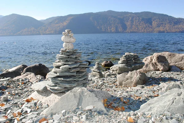 Piramidi Pietre Sul Lago Teletskoye Altai — Foto Stock