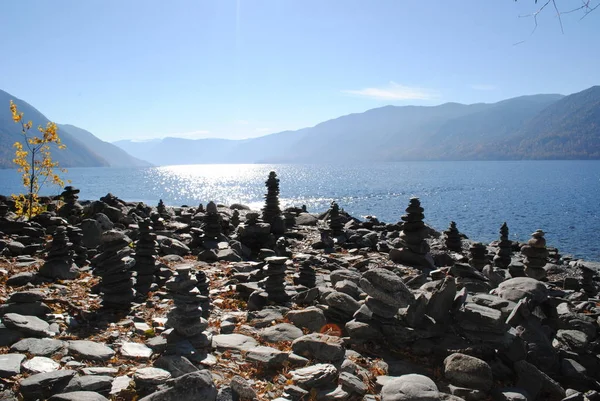 Steinpyramiden Auf Dem Teletskoje See Altai Stockbild