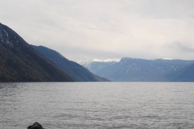 Teletskoye Gölü 'nün görkemli genişliği, Altai