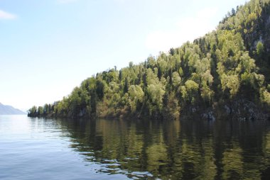 Teletskoye gölünün sakin yüzeyi, Altai