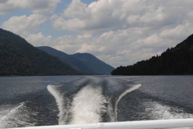 Teletskoye gölünde yürüyorum, Altai