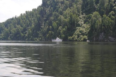 Teletskoye gölünde yürüyorum, Altai