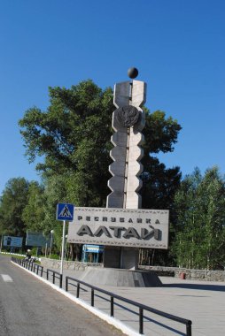 Altai Cumhuriyeti 'nin girişindeki köprüde işaret.
