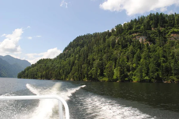 Spaziergang Auf Dem Teletskoje See Altai Stockbild