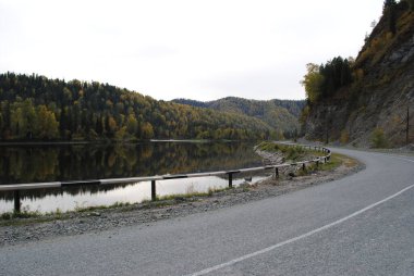 Teletskoye Gölü kıyısındaki yol, Altai