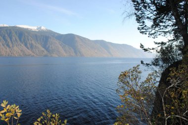 Teletskoye Gölü kıyısında kayalar, Altai