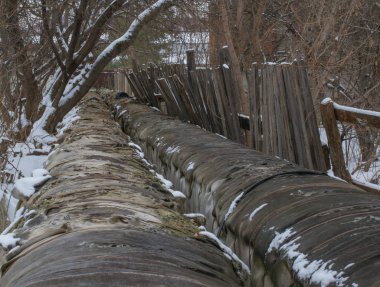 Çok eski ısıtma boruları. Rusya.