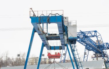 Tren vagonlarını boşaltmak için mavi kanat vinci.