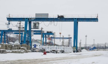 Tren vagonlarını boşaltmak için mavi kanat vinci.
