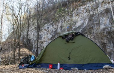 Taştan bir kayanın yanında turistik koruma çadırı. Kamp gezginleri.