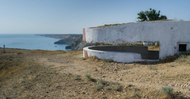 İkinci Dünya Savaşı 'ndan kalma beton sığınak pelerinli makineli tüfek için. Sivastopol Uzun vadeli savunma noktası.