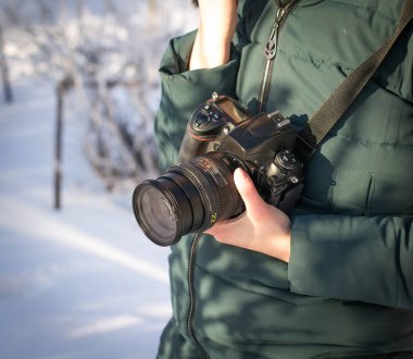 Kışın refleks kameralı bir kız..
