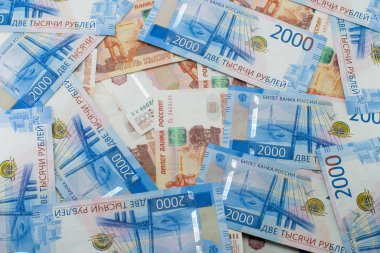 5000 ve 2000 ruble 'lik Rus banknotları kaotik bir şekilde dağılmış. Paradan yapılmış arka plan.