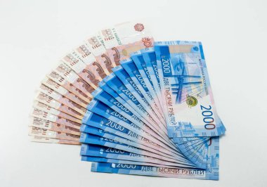 5000 Ruble 'lik Rus banknotları kaotik bir şekilde dağılmış..