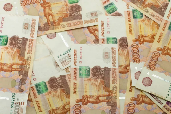 Notas Russas 5000 Rublos Espalhados Aleatoriamente Antecedentes Feitos Dinheiro — Fotografia de Stock