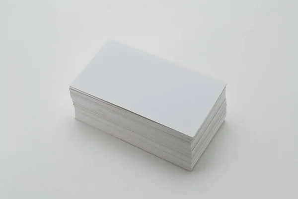 Egy Halom Fehér Névjegykártya Egy Fehér Asztalon — Stock Fotó