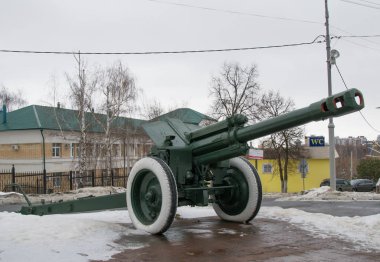 SSCB 'nin topçuları. Ağır bir havan topu. Kışın açık havada yeşil silah.