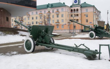SSCB 'nin dikiz aynasından yeşil topçu. Ters. Askeri ekipman müzesi.