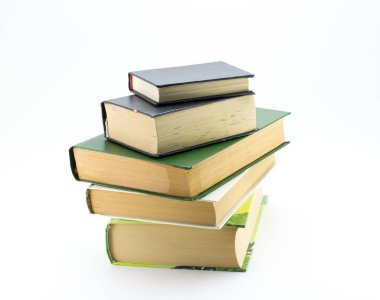 Beyaz arka planda bir yığın farklı kitap.