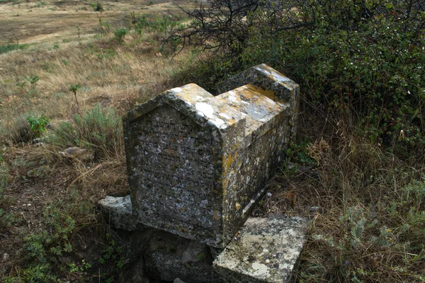 Karim mezarlığındaki antik taş mezar taşı..