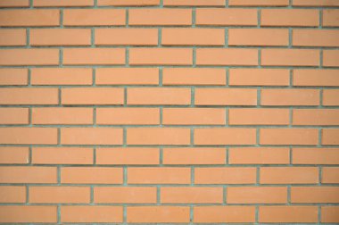 Gri dikişli, dikdörtgen soluk kırmızı tuğlalardan bir duvar. Bir tuğla duvarın arka planı.