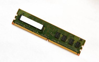 Bilgisayar için Ram modülü. Beyaz zemin üzerinde Ddr-21 Gb One kalası.