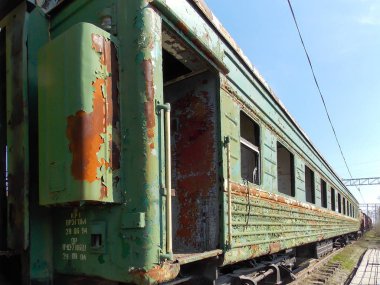 Gözlüksüz eski yeşil yolcu vagonu. Dışarıda..