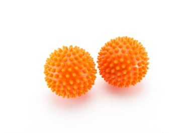 Çamaşır makinesinde yıkamak için çivili turuncu plastik toplar. Beyaz arkaplan