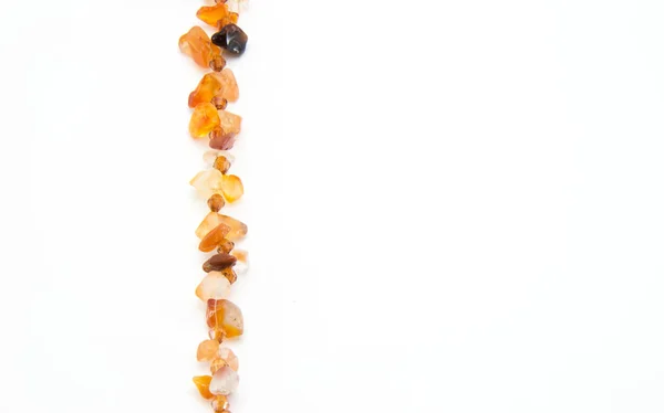 Ornamento Pedras Marrons Âmbar Naturais Fio Pende Verticalmente Fundo Branco — Fotografia de Stock