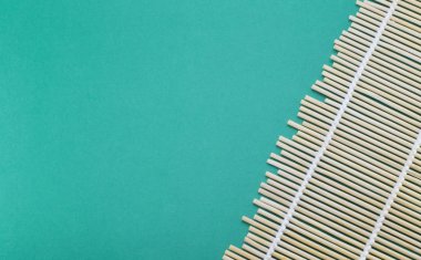 Yeşil arka plandaki yemek için bir parça ahşap paspas. Alışılmadık bir soyutlama. İki bölümün arkaplanı.