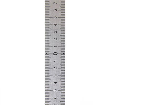 白色孤立背景上的金属尺子 带有黑色的数字和刻度 垂直放置 在天平中间为零 精确的测量工具 高质量的照片 — 图库照片