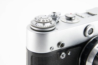 Eski film retro kamerası. Deklanşör ve tetik (düğme) yakın çekim. Metalik siyah. Beyaz izole arkaplan.