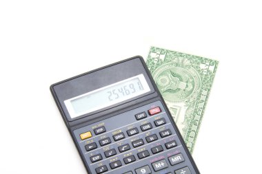 Gri ve siyah düğmeleri ve altında bir Amerikan doları bulunan siyah bir mühendislik hesap makinesi (tam olarak değil, ama bir kısmı). Beyaz izole edilmiş arka plan. Finans ve bütçe muhasebesi.