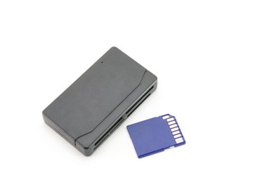 Adaptör, kart okuyucu dikdörtgendir, her türlü hafıza kartı ve depolama aygıtı için siyahtır. Yakınlarda mavi bir hafıza kartı var. Mini CD 'den veri aktarmak için. İzole edilmiş beyaz bir arkaplanda