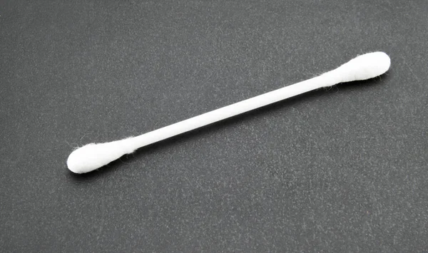 Одна Белая Пластиковая Ушная Палочка Мягким Белым Хлопком Конце Черном — стоковое фото