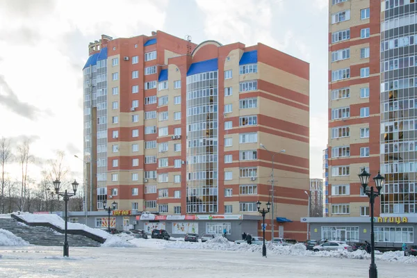 ロシア サランスク2020年2月29日ロシアの地方都市で赤黄色の新しいレンガの多階建ての建物 冬と街 ロシアの生活の底 — ストック写真