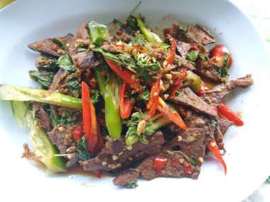 Fesleğenli Tayland yemeğiyle kızarmış domuz ciğeri.