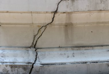 Eğer temeller sağlam değilse ya da temelin altındaki toprak çökerse binanın kısa sürede çökmesine neden olabilir..