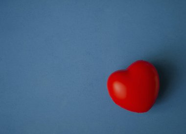 Koyu mavi ahşap sırtında hacimsel kırmızı kalp.