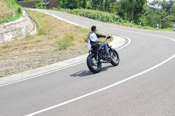 Mann mit Motorrad auf Autobahn unterwegs — Stockfoto