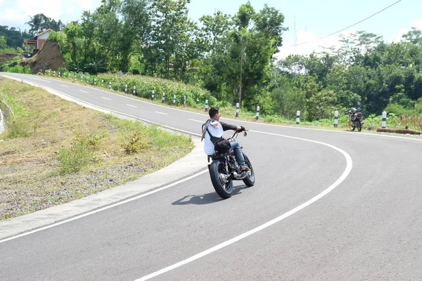 Mann mit Motorrad auf Autobahn unterwegs — Stockfoto