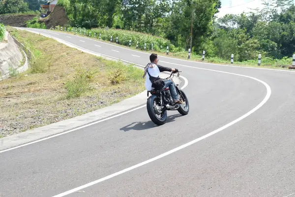 男人骑摩托车在高速公路上 — 图库照片