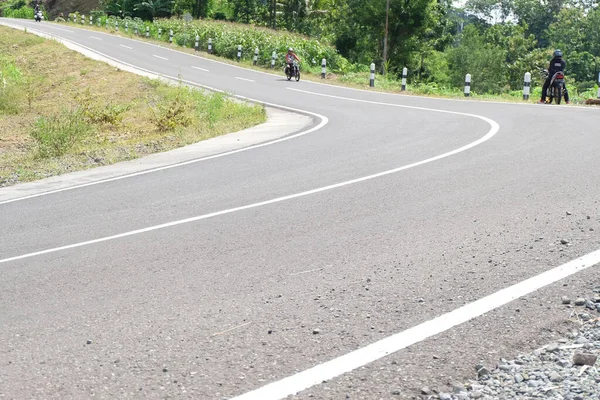 Mann mit klassischem Motorrad auf Bergstraße unterwegs — Stockfoto