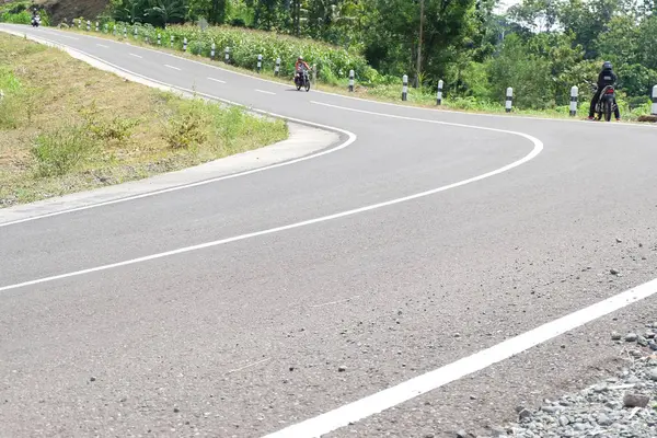 Mann mit klassischem Motorrad auf Bergstraße unterwegs — Stockfoto