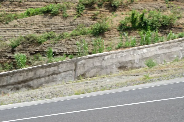 Muž na klasické motorce na horské dálnici — Stock fotografie