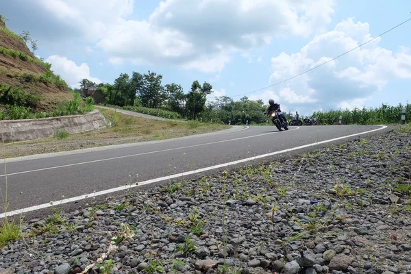 Homme chevauchant une moto classique sur l'autoroute de montagne — Photo