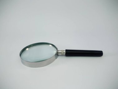 Büyüteç beyaz arkaplanda izole edilmiş